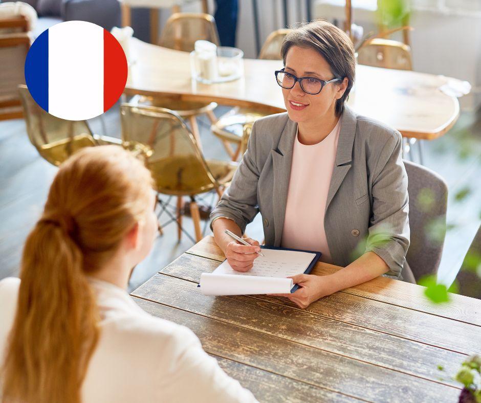 Entrevistadora realizando una prueba avanzada de francés para promoción interna en una empresa.