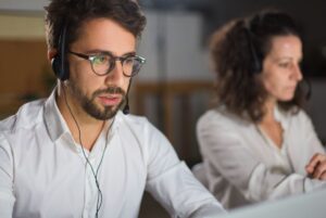 Dos profesionales del departamento de atención al cliente.