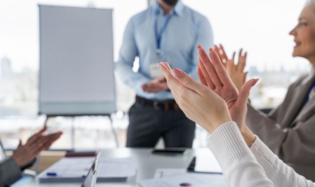 Líder dando una charla motivacional a su equipo.